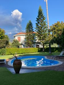 马斯卡利Villa con piscina esclusiva vista Etna的一座房子的院子内的游泳池