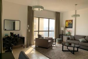 迪拜Beautiful apartment with amazing sea views的客厅配有沙发和桌子