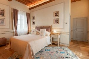 蒙特普齐亚诺Villa Svetoni Wine Resort的一间卧室配有一张床,上面有两台笔记本电脑