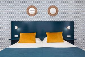 科蒂略Cotillo House的卧室内的一张带两个橙色枕头的床