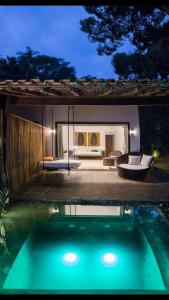 阿拉夏奇巴海滩Casa da Ilha的一座带游泳池和一间卧室的房子