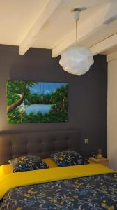利和米克斯Maison proche Ocean的一间卧室配有一张壁画床