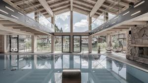 乌尔里希斯贝格霍尔茨酒店的一座带大型玻璃天花板的室内游泳池