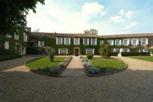 狄拉克Domaine du Châtelard的前面设有花园的大房子