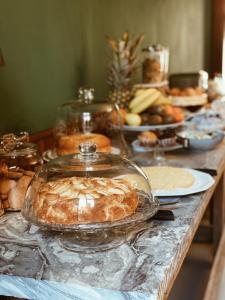 彼得拉桑塔Art Hotel Pietrasanta的一张桌子,上面放着面包和其他食物