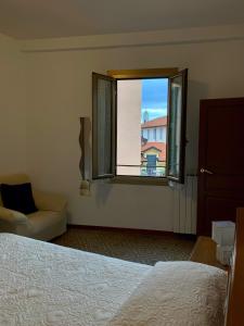 圣雷莫Casa Dei Nonni的一间卧室设有一张床和一个窗口
