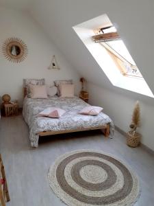 RinxentCôte d Opale - Chambre cocooning的卧室配有一张铺在地板上的地毯。