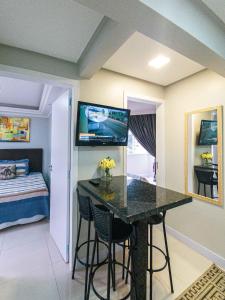 巴拉奈里奥-坎布里乌Apartamento Pontal Norte Ao Lado Da Big Wheel的客房设有带桌子和床的厨房。