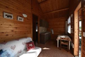 普拉吉拉托无尘村假日公园的小木屋的客厅配有沙发