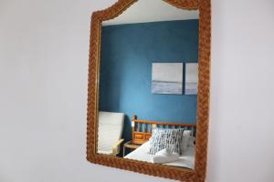 埃尔米瓜普拉亚公寓的墙上的一面木框镜子
