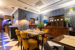 弗罗茨瓦夫梦行者精品套房酒店的一间带桌椅的用餐室