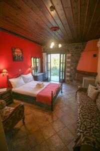 科尼察科尼察全景酒店的卧室设有红色的墙壁、一张床和一张沙发