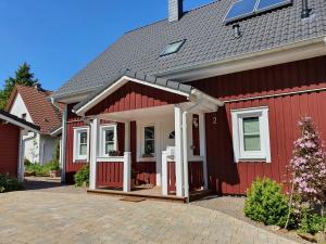 霍恩-巴特迈恩贝格Haus Nordlicht的红色房子,有红色屋顶