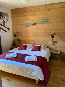 孔布卢Luxury 2 Bedroom Apartment with view of Mont Blanc的一间卧室设有一张带木墙的大床