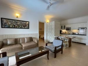 巴加Casa Legend Villa & Apartments Arpora - Baga - Goa的客厅配有沙发和桌子