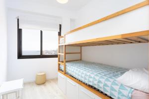 Home2Book Charming Apartment Bajamar客房内的一张或多张双层床