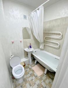 (( Turksib ))Апартаменты на Ахметова 6的浴室配有卫生间、浴缸和水槽。