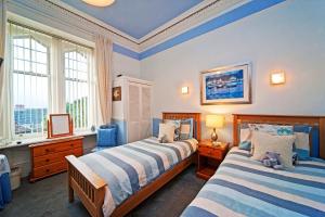 奥本格林博威客舍的一间卧室设有两张床和两个窗户。