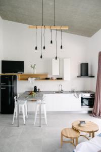 Irissa Suites的厨房或小厨房