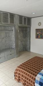 瓜亚基尔Boel Boutique Suite en Guayaquil的一间设有床铺的卧室,位于带窗户的房间内