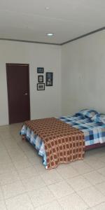 瓜亚基尔Boel Boutique Suite en Guayaquil的卧室配有一张床