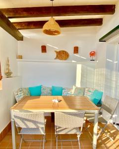 埃斯·梅卡达尔La Terraza de la Sabina的一间带木桌和椅子的用餐室