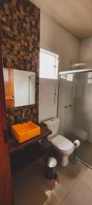 瓦尔任博尼塔Pousada Pato Mergulhão的浴室配有卫生间、盥洗盆和淋浴。