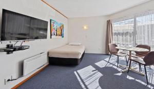 旺阿雷塞克斯汽车旅馆的配有一张床和一张桌子及椅子的房间