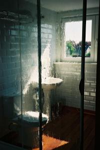 布鲁日布鲁日宝莲住宿加早餐旅馆的一间带水槽和窗户的浴室