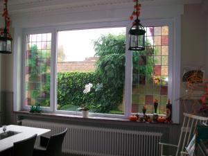 布鲁日布鲁日宝莲住宿加早餐旅馆的厨房里装有彩色玻璃的窗户