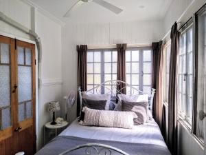 Lake Weyba Noosa Lodge & Kangaroos客房内的一张或多张床位