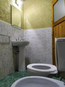 图努扬MI CASA APARTS的一间带卫生间和水槽的浴室