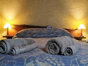 图努扬MI CASA APARTS的床上有三条滚毛巾