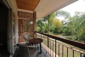Regenta Jungle Resort Kabini Springs的阳台或露台