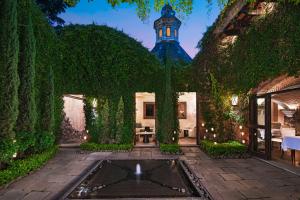 危地马拉安地瓜埃尔孔本托精品酒店的花园中带喷泉的庄园