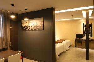 仁川市Hotel Banwol Asiad的酒店客房设有一间带一张床和一张书桌的卧室