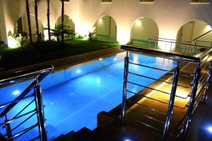 斯佩隆加嘉尼米德酒店 的一座带楼梯的游泳池,通往一座建筑