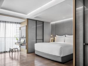 北京北京三里屯CHAO的卧室配有一张白色大床和一张书桌