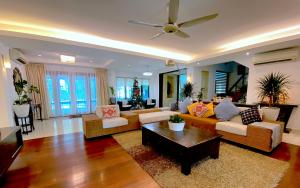 12Haven Stunning Seaside Luxury Villa PD with Kids Pool的休息区