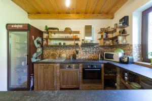 Horná LehotaFarma Javor的厨房配有带水槽和微波炉的台面