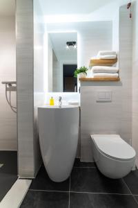 克卢日-纳波卡Campeador Inn的浴室配有白色卫生间和盥洗盆。