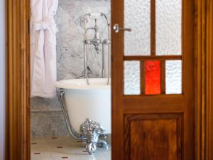 马略卡岛帕尔马格罗利亚德桑特约姆酒店的带淋浴和浴缸的浴室