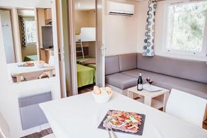 吉索纳恰维尼亚莱度假酒店的客厅配有白色桌子和沙发