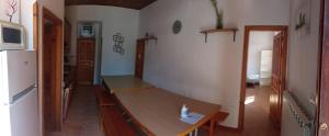 La RieraAlojamiento covadonga的厨房配有木桌和冰箱。