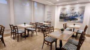 马德里黎牙乐盖兹皮酒店的一间带桌椅的餐厅以及一幅画