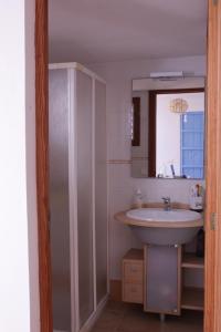 科洛尼亚圣霍尔迪Casa Marina的一间带水槽和镜子的浴室