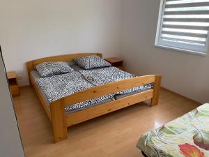 梅图耶河畔特普利采W apartmán的一间卧室配有一张木床和两个枕头