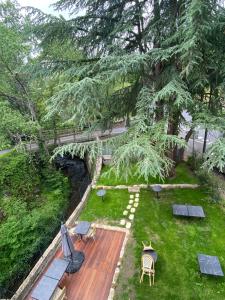 圣内克泰尔Le Courancon的享有花园的空中景致,设有木甲板