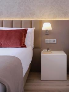 巴塞罗那音乐精品酒店的一间卧室配有床和白色床头柜