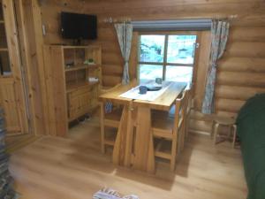 萨翁林纳Holiday Cabin Kerimaa 53的小木屋内带桌子的用餐室